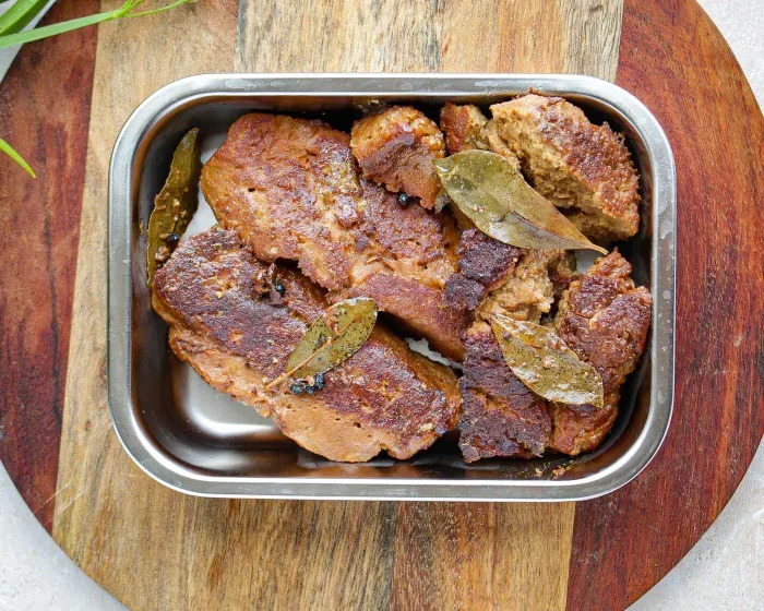 Photographie d'un plat à gratin plein de morceaux de seitan grillés
© Le cul de poule