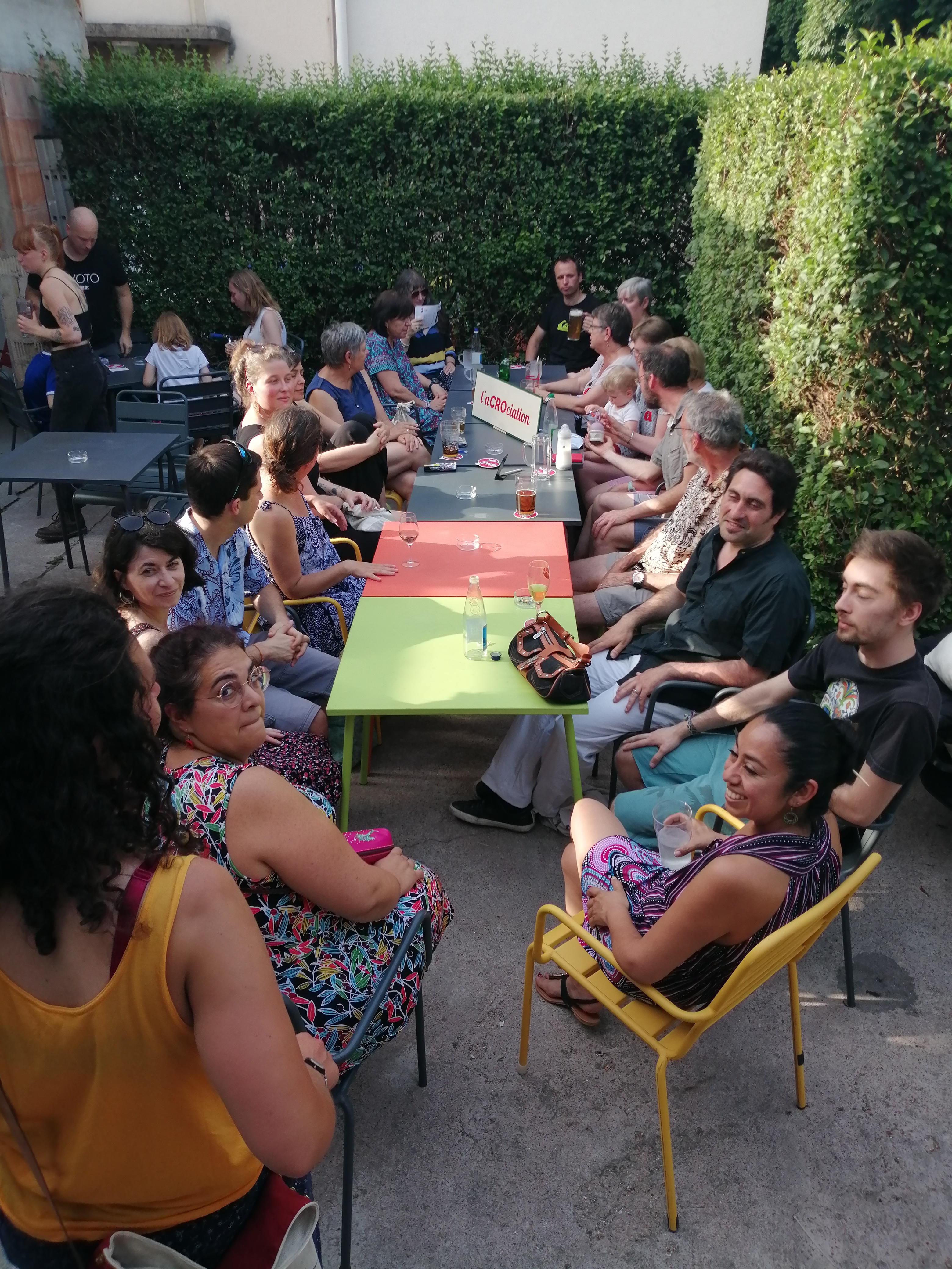 Moment convivial entre habitant(e)s du quartier lors du 18/18