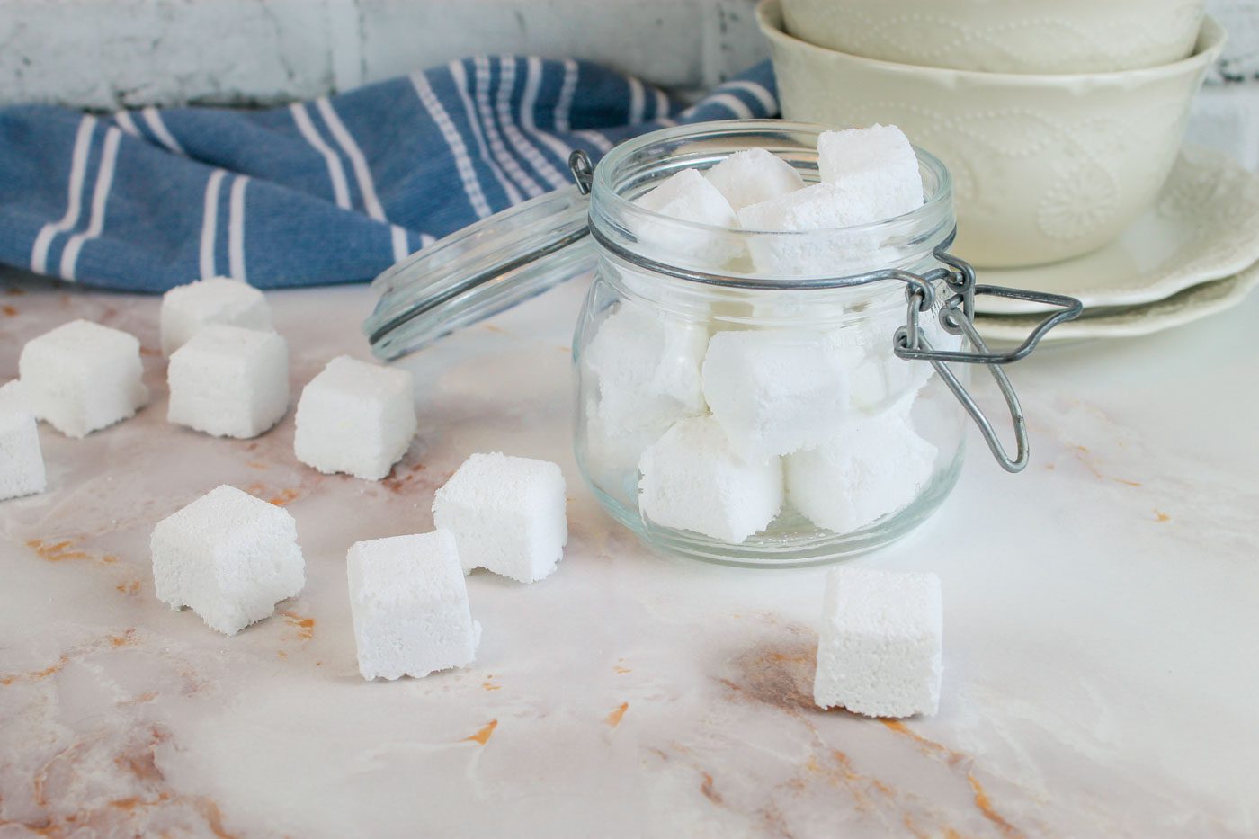 Photo d'un bocal plein de tablettes pour le lave-vaisselle faites maison