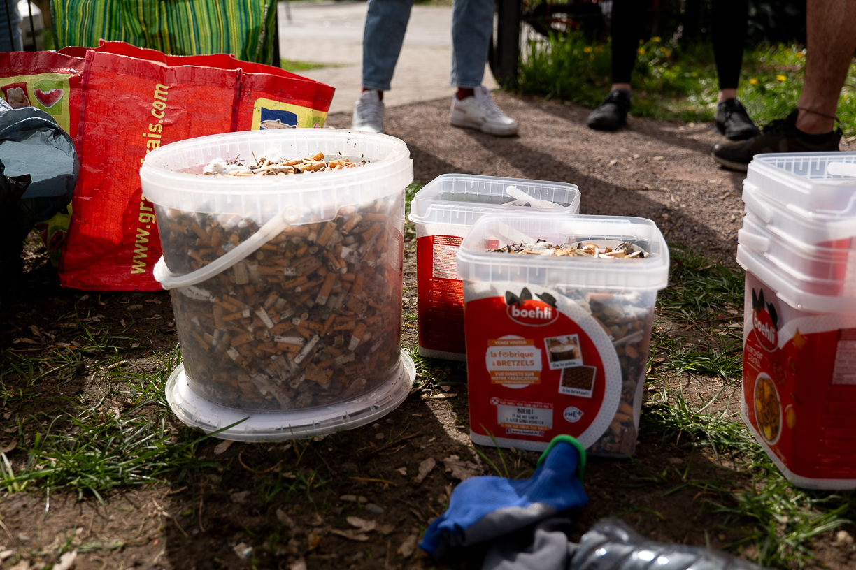 Photo de 2 contenants en plastique remplis de mégots de cigarette.