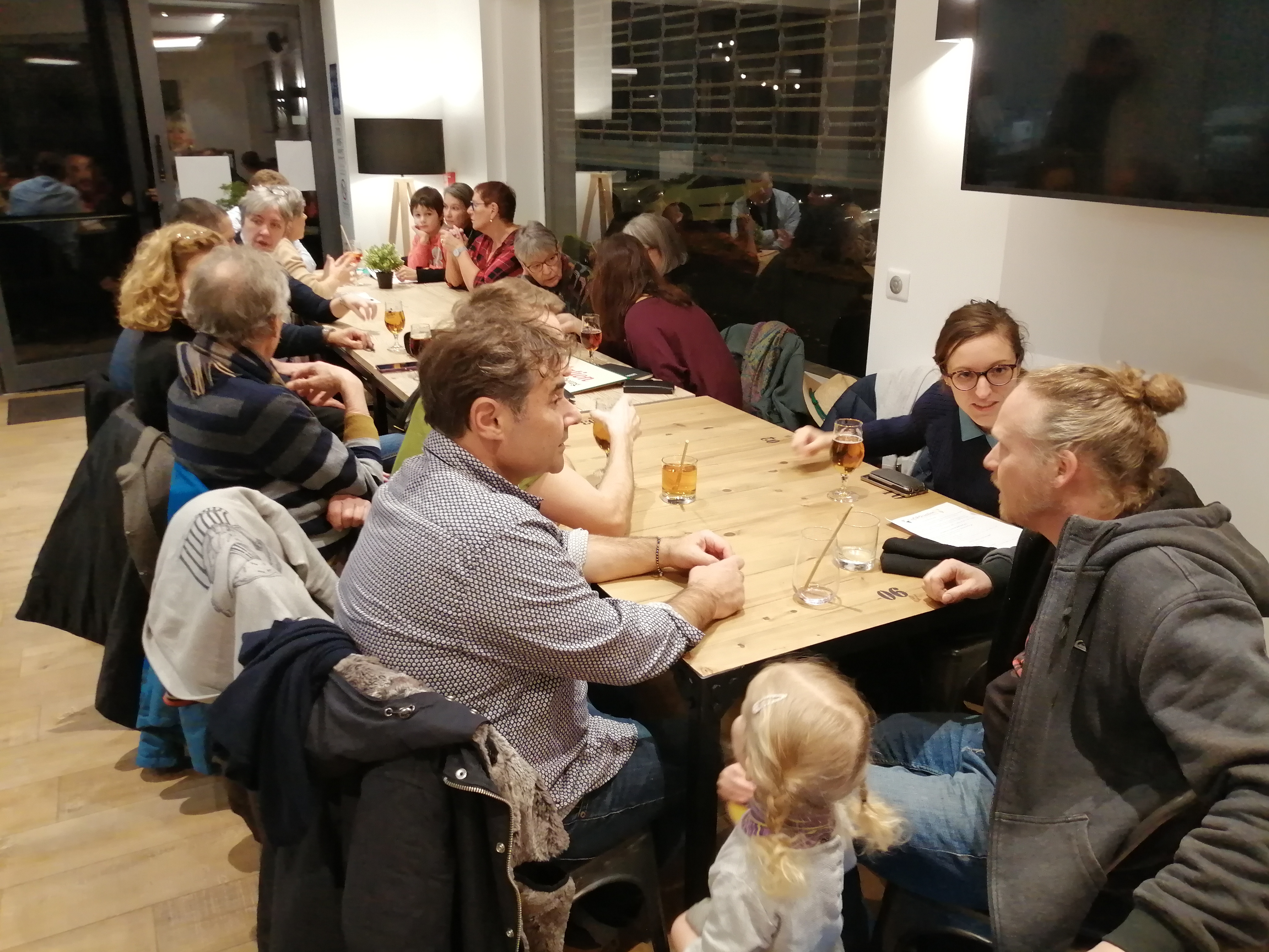 Moment convivial entre habitants et habitantes du quartier lors du 18/18