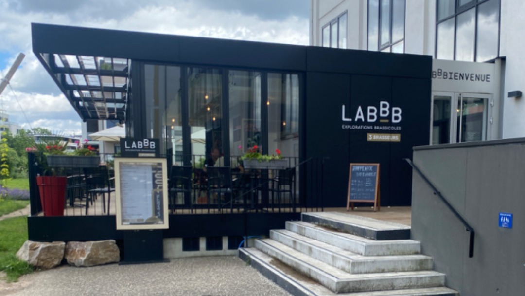 Moment convivial entre habitants et habitantes du quartier lors du 18/18